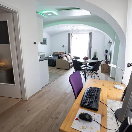 Mari&bor-no Stairs, Easy Access, Garage Optional Maribor