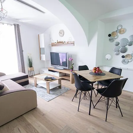Mari&bor-no Stairs, Easy Access, Garage Optional Apartment