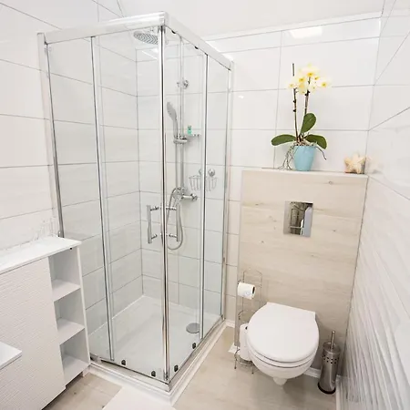 Apartment Mari&bor-no Stairs, Easy Access, Garage Optional *