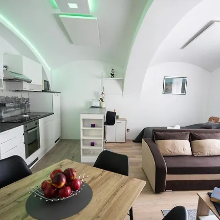 Mari&bor-no Stairs, Easy Access, Garage Optional Maribor