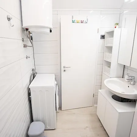 Apartment Mari&bor-no Stairs, Easy Access, Garage Optional *