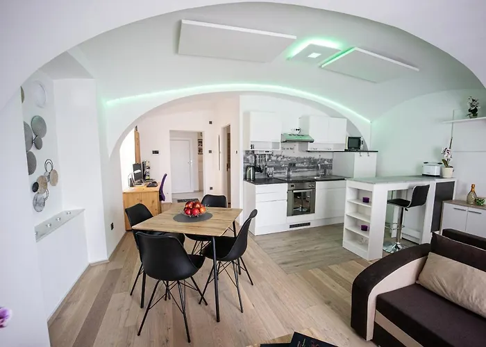 Mari&bor-no Stairs, Easy Access, Garage Optional *