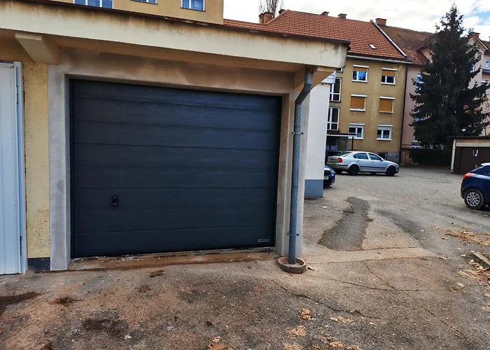 Mari&bor-no Stairs, Easy Access, Garage Optional * Maribor